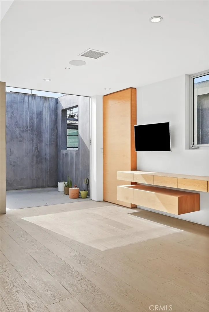 304 Grand Boulevard, Venice, California 90291 home-pic-42